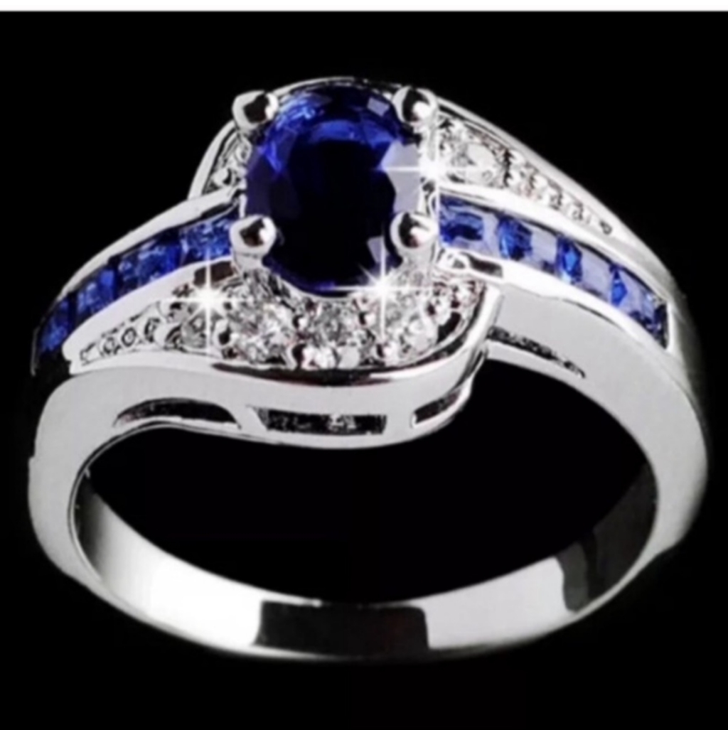 New With Tags Gorgeous Silver And Blue Gemstone Ring